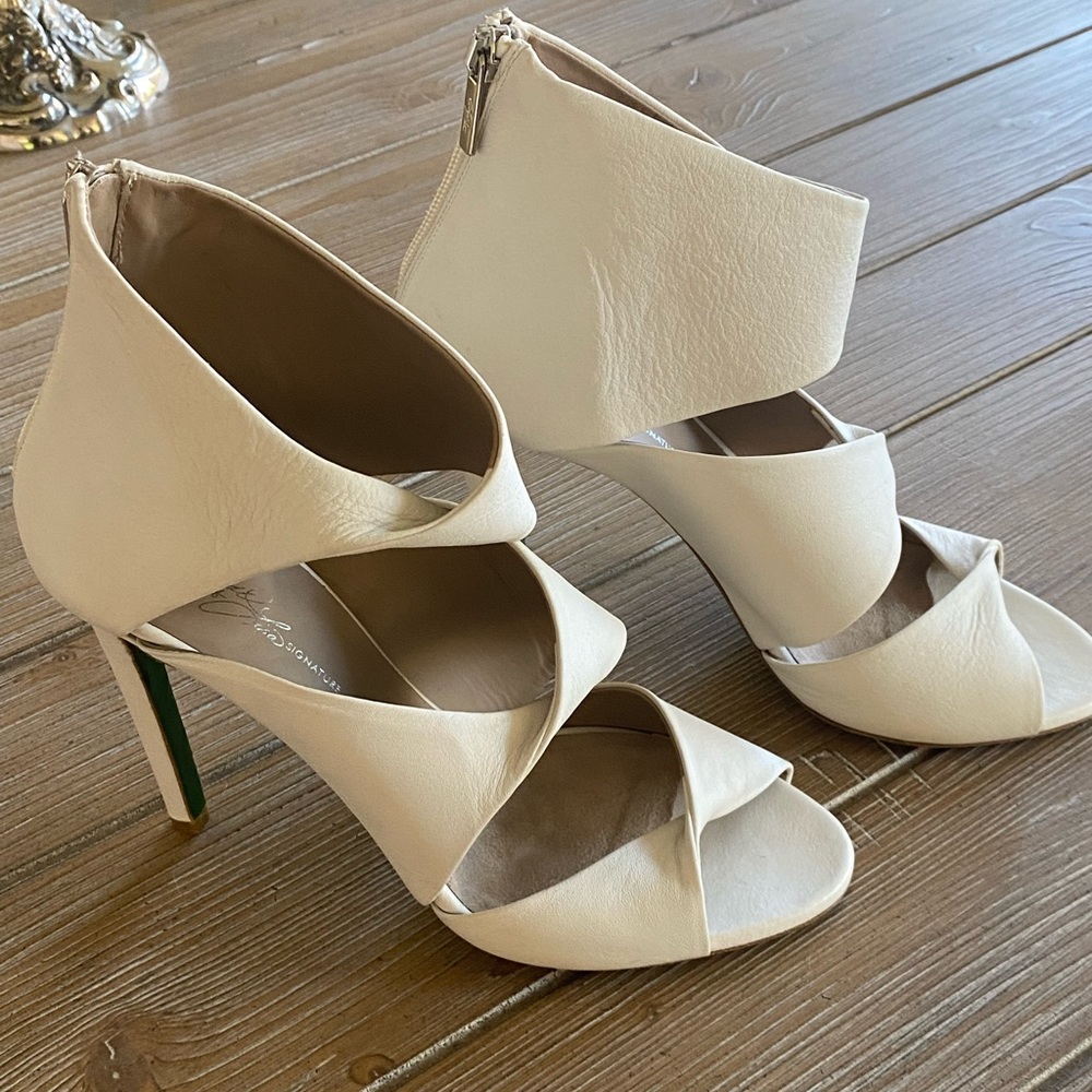 Beautiful NWOT soft leather summer white pumps